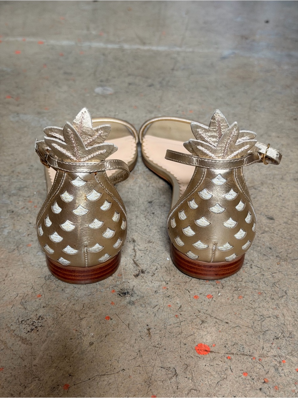 Lilly Pulitzer Gold Leather Pineapple Sandals Size 7 - Picture 5 of 9
